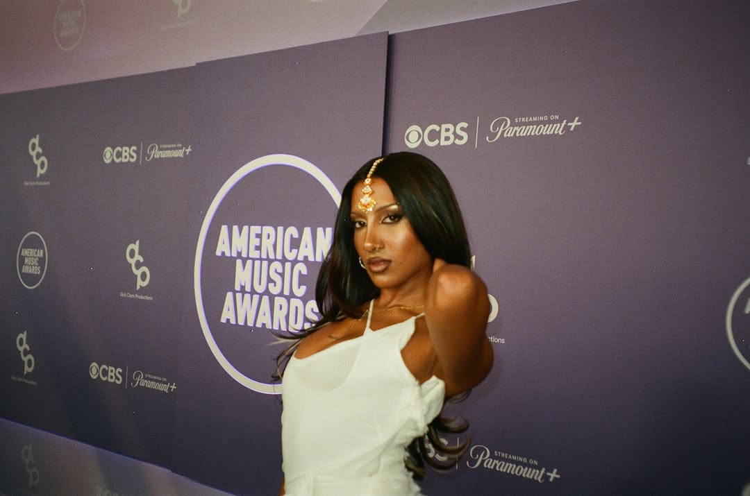 KATSEYEBRASIL's tweet photo. AMAs com o KATSEYE via Instagram:

“KATSEYE em frente às câmeras 🎞️ #AMAs” https://t.co/Zg02kiatwE
