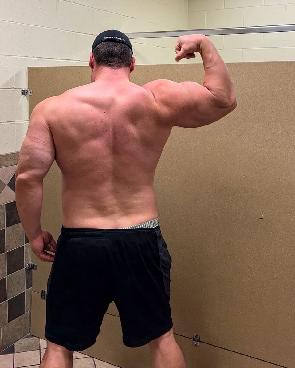 TheBigDaddyBuff's tweet photo. Wide Wednesday 💪 https://t.co/XrbJmYUHTa