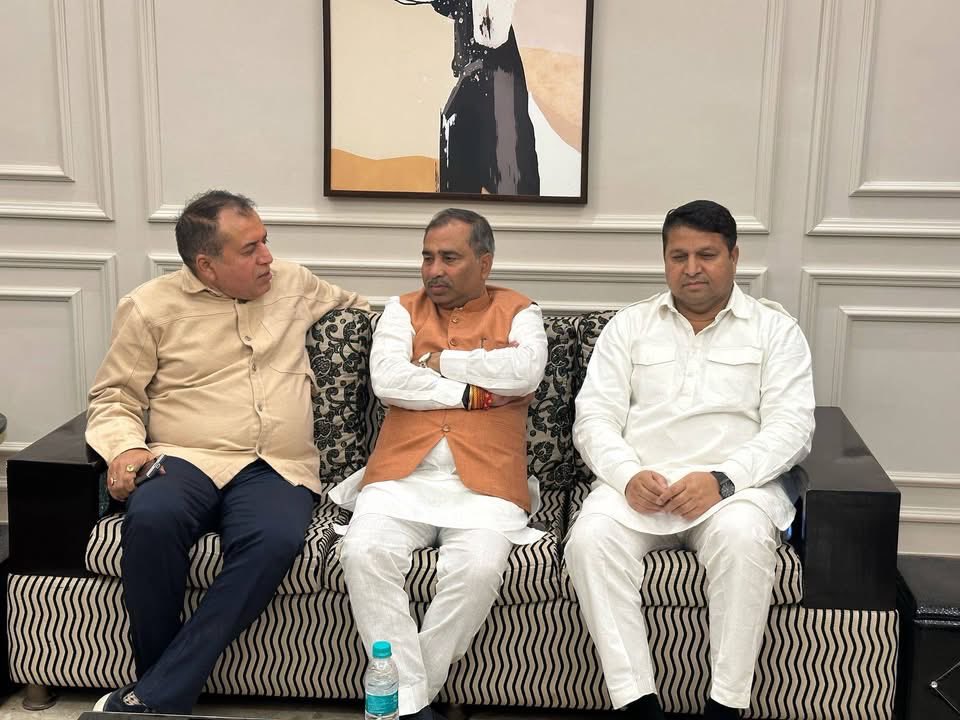 Naresh22sharma's tweet photo. हमारे मित्र कुंवर@Birjesh Singh जी लोकनिर्माण मंत्री उत्तर प्रदेश  सरकार को पुनः गौतमबुद्ध नगर का प्रभार मंत्री बनाए जाने पर बहुत बहुत बधाई । 💐👏👍😊 https://t.co/Uwe8WRfokL