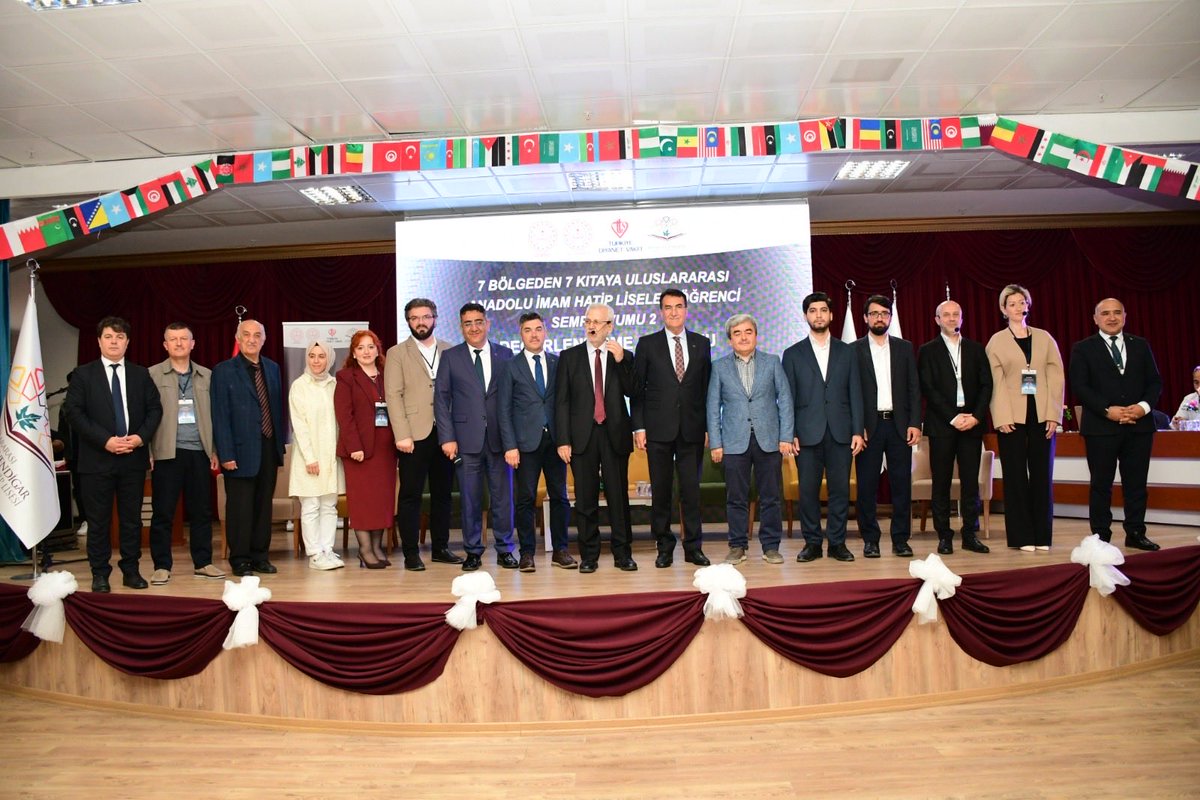 UTekirdagihl's tweet photo. Uluslararası Murat Hüdavendigar Anadolu İmam Hatip lisesi tarafından düzenlenen uluslararası İmam Hatip liseleri arasında düzenlenen 7 bölgeden 7 kıtaya öğrenci sempozyumuna Öğrencimiz Mahmudul Hasan'ın tebliğ sunumu ile katılım sağladık https://t.co/GnoF25JDO7
