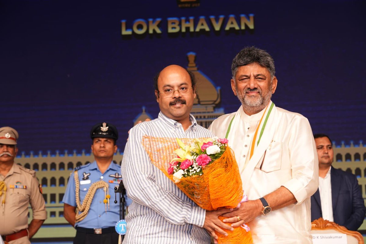 Dr_Yathindra_S's tweet photo. ಇಂದು ಕರ್ನಾಟಕ ರಾಜ್ಯ ಸಂಪುಟ ದರ್ಜೆಯ ಸಚಿವರಾಗಿ ಭಾರತದ ಸಂವಿಧಾನದ ಹೆಸರಿನಲ್ಲಿ ಪ್ರಮಾಣ ವಚನ ಸ್ವೀಕರಿಸಿದೆ.
1/2 https://t.co/e37m5Vc7g1