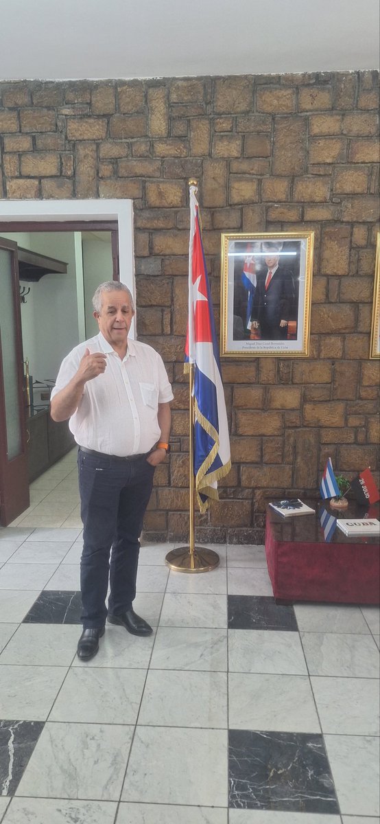 EmbaCuba_Argel's tweet photo. 🇨🇺| La collectif de @EmbaCuba_Argel s'est jointe aux célébrations du 95e anniversaire du Leader de la Révolution, le Général Président Raúl Castro Ruz. 

Notre Général, le pied fermement ancré dans l'étrier, est toujours prêt à défendre la Patrie.

 #RaúlEsRaul #95DeRaúl https://t.co/VkOp0FBACa