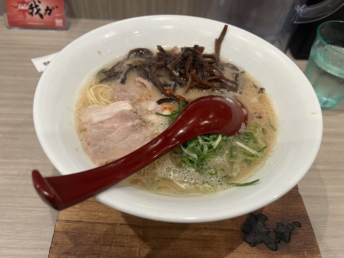 dddds1mr_q's tweet photo. 麺屋 我ガ @渋谷  
キクラゲらーめん

福岡は久留米や天神に展開している店舗がついに東京に
ぱつっとした細麺に九州豚骨の風を感じられる
繊細ながら力強い一杯
渋谷に『一蘭』を超えようとする九州豚骨がここに現れる

#ラーメン #豚骨ラーメン #我ガ #渋谷 https://t.co/WlG9ljLwpu
