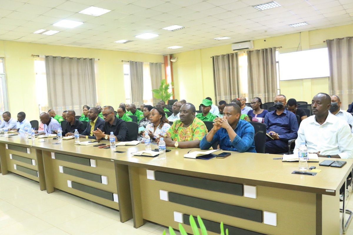 BugeseraDistr's tweet photo. Kuri uyu wa Gatatu, Abayobozi n'abahuzabikorwa ba #DASSO mu Mirenge,bahawe amahugurwa agamije kubongerera ubumenyi n'ubushobozi mu miyoborere iteza imbere imibereho myiza y'abaturage.
Yayobowe n'Umuyobozi w'Imirimo Rusange mu Karere, @JNiyongaboR na Rev.Can.Dr.Rutayisire Antoine. https://t.co/C596Q0cyiX