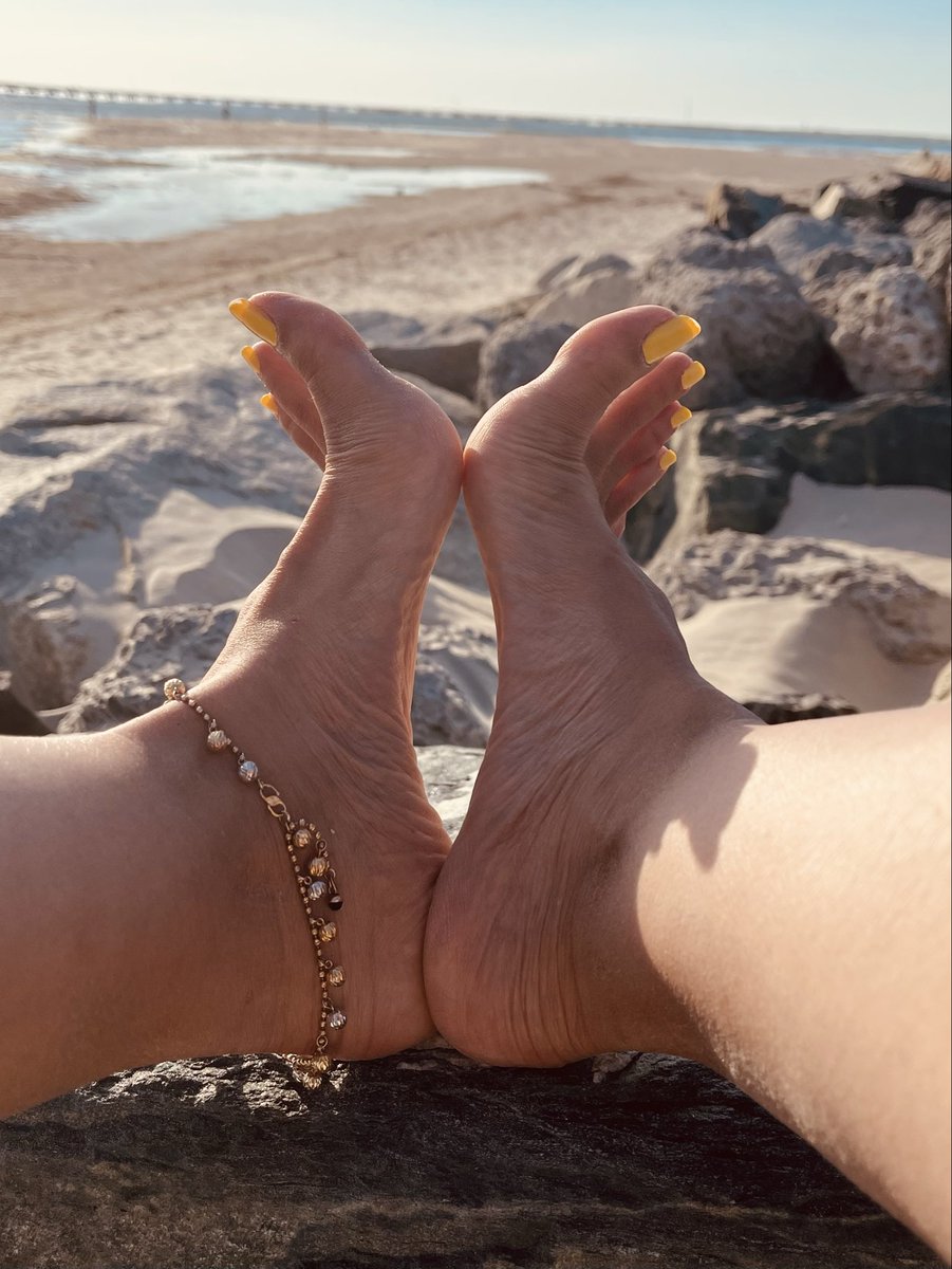 PrettyVAFeet's tweet photo. Which one are you looking at: the background view 🌊 or the one closer🦶?😈

#feet #arch #feetworshi̇p #feetfetısh #higharch #barefoot #summer #beach #public #outdoor #toes #closeup #sunrise #anklet #goodmorning https://t.co/EOei5vq2n3