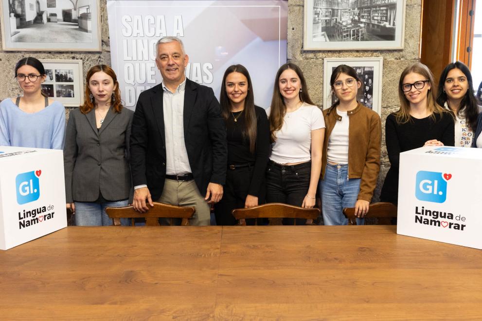 SXPL's tweet photo. Valentín García e Lara Meneses participaron na entrega dos premios desta décimo quinta edición do certame convocado cos obxectivos de dinamizar o uso da lingua galega entre a mocidade nas súas relacións persoais e nas novas tecnoloxías.

👉 https://t.co/tsiC4vUJDP https://t.co/WmzovSgMKL