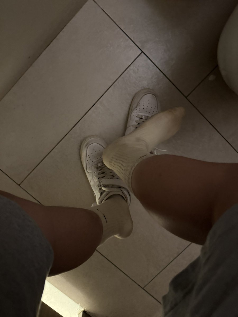 sweatywhitsocks's tweet photo. 換個褲子就可以硬
味道真的好難忘
一聞就硬的味道
#臭襪 #脫鞋 #白襪 #原味 #鞋襪 #汗腳 #聞襪 https://t.co/2Mv9F1LDtC