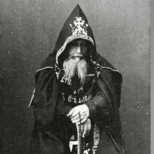 Cultination1's tweet photo. 🇬🇷👩❌Cet homme a VÉCU 82 ans et est décédé sans avoir jamais vu une femme de sa vie.

Mihailo Tolotos, né en 1856 en Grèce, est le seul homme connu pour n’avoir JAMAIS VU DE FEMME. Orphelin dès sa naissance, il est immédiatement recueilli par des moines au mont Athos.

Cette péninsule monastique INTERDIT strictement l'accès aux femmes et aux animaux femelles depuis l'an 1060. Élevé dans l'isolement total du monastère, Tolotos n'en est jamais sorti.

Pendant ses 82 ans de vie, il n'a ainsi jamais croisé le regard d'une femme, IGNORANT TOUT du monde extérieur. 
(Greek Reporter)