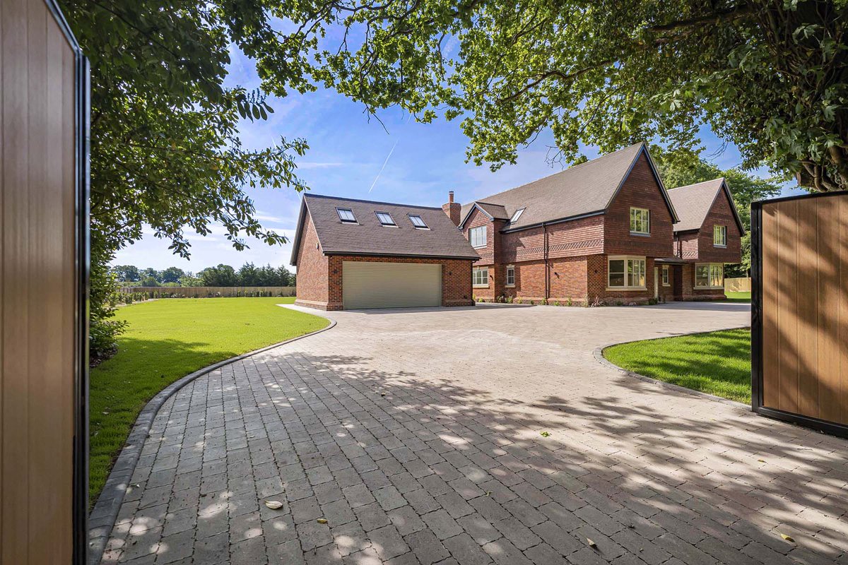 Warmingham's tweet photo. A brand new bespoke residence with high spec accommodation of 4,838 sq ft including 4 reception rooms, 5 beds, 4 baths, double garage with room above, in a 1.4 Acre plot, Whitchurch Hill £2,850,000 #OpeningNewDoors #Property #EstateAgent #RealEstate
 https://t.co/Z206aAcklu https://t.co/IGd9kYsOfa