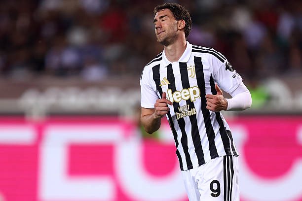 juvefcdotcom's tweet photo. So Juventini, your thoughts on Vlahovic leaving Juve? https://t.co/yz8W6ajD8X