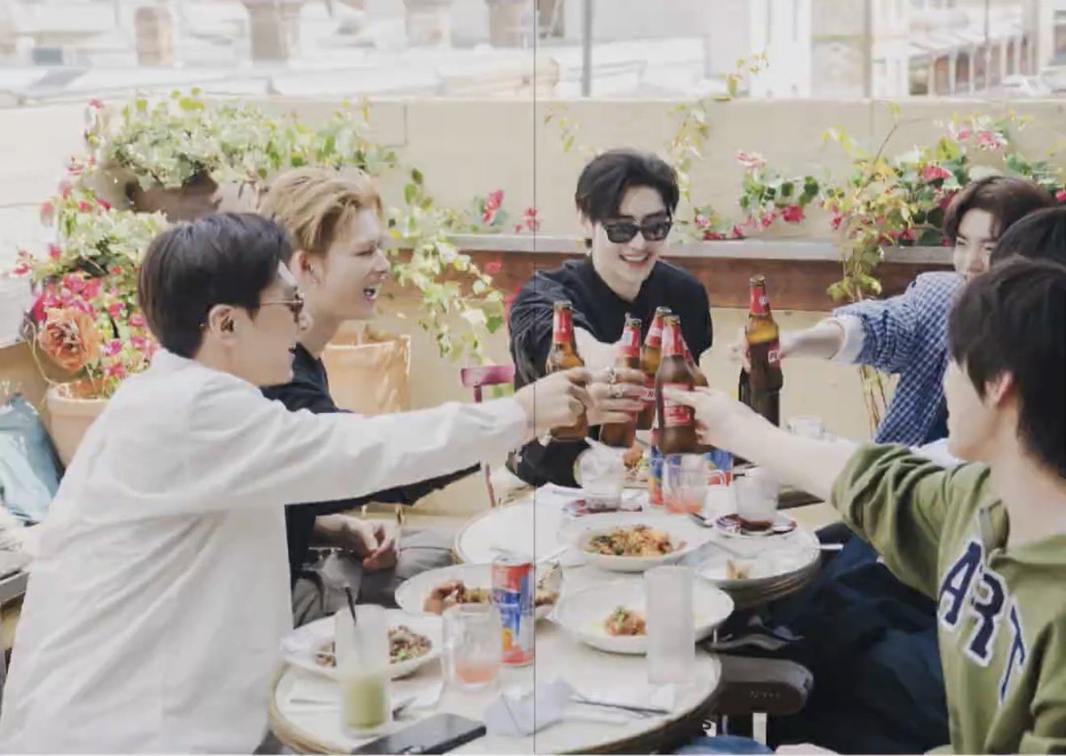 jakeyclub's tweet photo. EAT SLEEP EN Dive in Australia Travel Book #JAKE #제이크  

🦮: exploring melbourne with the members and eating so much great food made for such happy memories. i hope you try following our path on your next trip! https://t.co/gMHZjgFPW8