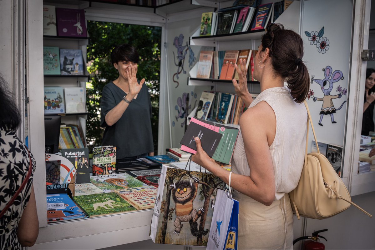 Rita_Maestre's tweet photo. La Feria del Libro es un punto de encuentro en la primavera madrileña al que no se puede faltar. 

Celebramos el Madrid literario y lector de la mano de quienes lo levantan cada día: sus librerías de barrio, que además nos traen las mejores recomendaciones. https://t.co/pFaveCvEuP