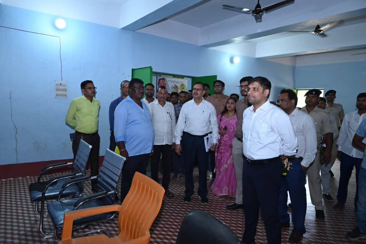 DCDeoghar's tweet photo. आज मोहनपुर प्रखंड अंतर्गत नया चितकाठ पंचायत सचिवालय का निरीक्षण कर पंचयात स्तर पर जन-समस्याओं के समाधान का निर्देश दिया। साथ ही चरणबद्ध तरीके से पंचायत सचिवालय और ज्ञान केंद्रों को मॉडल और क्रियाशील बनाने का निर्देश दिया ताकि ग्रामीणों को जिला मुख्यालय न जाना पड़े।
@JharkhandCMO https://t.co/YsUdWmhGQM