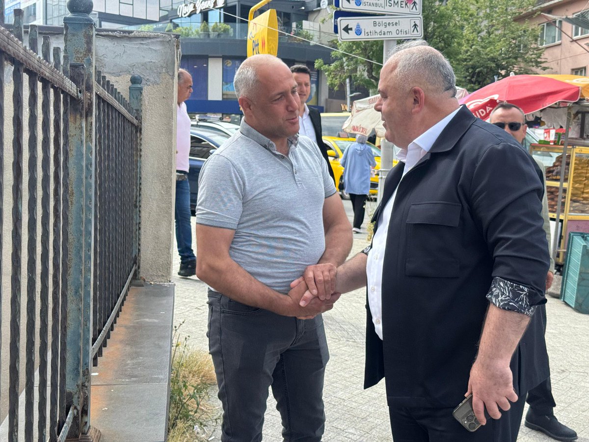 uner_mesut's tweet photo. Sokak sokak, mahalle mahalle hemşehrilerimizle buluşmaya; hasbihal edip gönül köprüleri kurmaya devam ediyoruz. Her selamda bir samimiyet, her sohbette güçlü bir birlik hissediyoruz.

Güler yüzleri, içten muhabbetleri ve destekleri için teşekkür ediyorum.

#BirlikteDahaGüçlüyüz https://t.co/uY7kbWJnxk