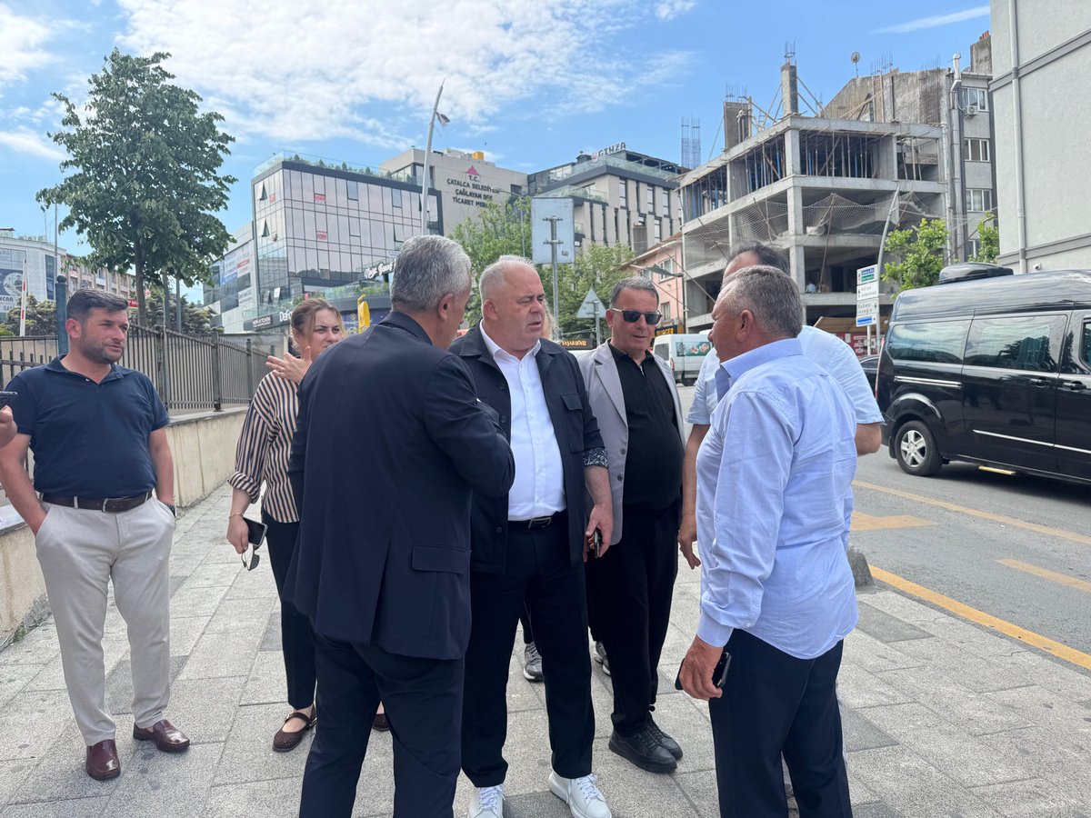 uner_mesut's tweet photo. Sokak sokak, mahalle mahalle hemşehrilerimizle buluşmaya; hasbihal edip gönül köprüleri kurmaya devam ediyoruz. Her selamda bir samimiyet, her sohbette güçlü bir birlik hissediyoruz.

Güler yüzleri, içten muhabbetleri ve destekleri için teşekkür ediyorum.

#BirlikteDahaGüçlüyüz https://t.co/uY7kbWJnxk