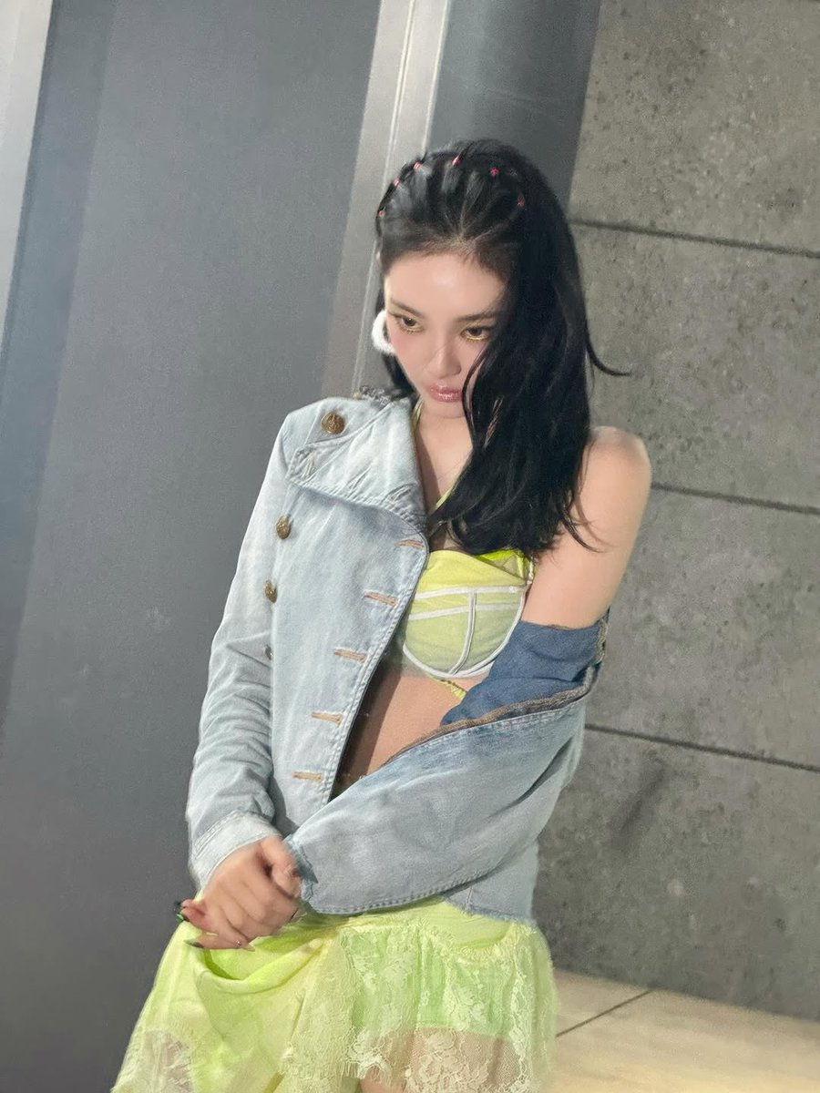 tinyningiee's tweet photo. wearing my happiness in lace and lemon, 🍋 https://t.co/yeD0LwJoM3