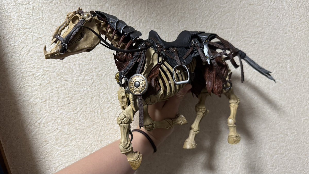 滅多に見ない骨の馬の可動フィギュアで馬具付き、乗る人もついてて