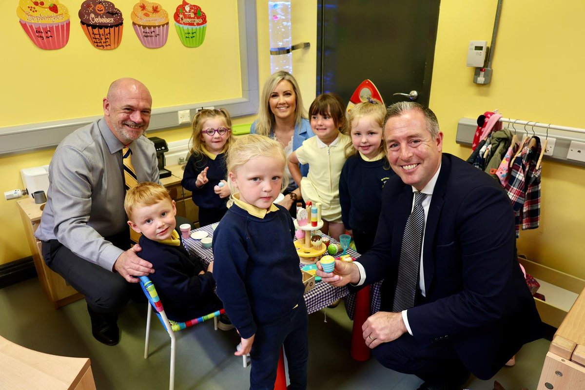 Education Minister Paul Givan pictured with staff, children and Diane Forsythe MLA at Brackenagh Busy Bees Playgroup.
