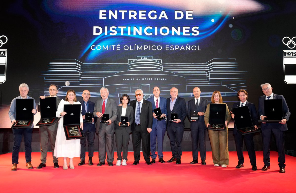 COE_es's tweet photo. @COE_Presidente Y con esta foto, finaliza la entrega de distinciones y concluye la jornada de hoy en el @COE_es. https://t.co/0MeXTeTwlp