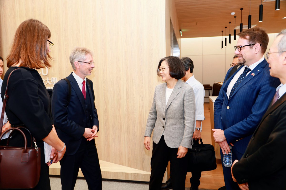 iingwen's tweet photo. Delighted to see my friend #Czech Senate President @Vystrcil_Milos back in #Taiwan. President Vystrčil has stood firmly with Taiwan in defense of our shared democratic values & has been key to growing our bilateral partnership. President Vystrčil, you are always welcome in Taiwan!