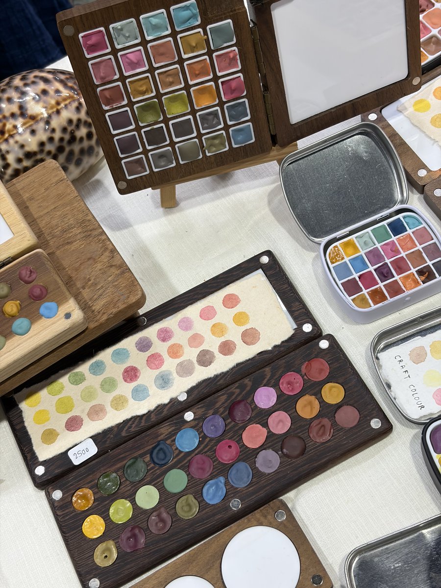 Kanyakim_studio's tweet photo. 🎨ร้านแรก Craft Colour บูธ C48 ขายสีน้ำธรรมชาติจัดวางเป็นพาเลทพกพาน่ารักสุดๆสีทั้งหมดมาจากธรรมชาติ พืช ดิน หิน แร่ ที่นำมาผสมกันจนเกิดเป็นสีที่หลากหลาย เพิ่งรู้วันนี้เลยว่าของจากธรรมชาติสามารถทำสีได้เยอะขนาดนี้บางอันเหมือนสีสังเคราะห์อะเมซิ่งมาก https://t.co/8ErddiV3Kt