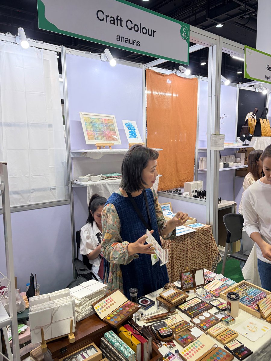 Kanyakim_studio's tweet photo. 🎨ร้านแรก Craft Colour บูธ C48 ขายสีน้ำธรรมชาติจัดวางเป็นพาเลทพกพาน่ารักสุดๆสีทั้งหมดมาจากธรรมชาติ พืช ดิน หิน แร่ ที่นำมาผสมกันจนเกิดเป็นสีที่หลากหลาย เพิ่งรู้วันนี้เลยว่าของจากธรรมชาติสามารถทำสีได้เยอะขนาดนี้บางอันเหมือนสีสังเคราะห์อะเมซิ่งมาก https://t.co/8ErddiV3Kt