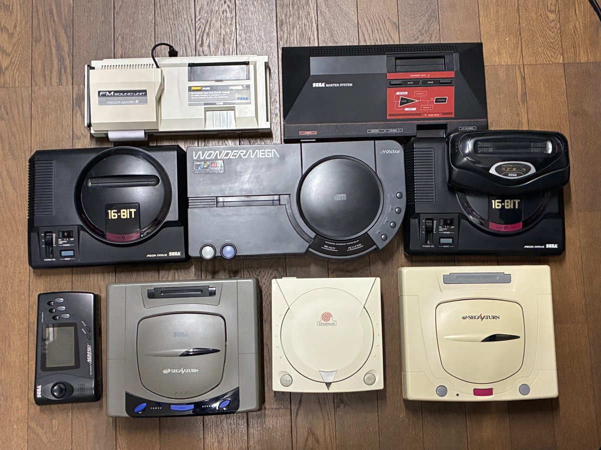 Goriva's tweet photo. 今日はセガ創立66周年の記念日だそうで、手持ちのセガハードを揃えてみました！

思ったより少ないな() https://t.co/fVjFGHMjjh