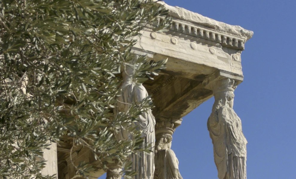 HellasReborn's tweet photo. Όλες οι μεγάλες ιδέες, για να περάσουν στην αθανασία, πρέπει να υπάρξει η σύμφυση πνεύματος και ύλης.

Οι μεγάλοι Έλληνες, το παρουσίασαν ως τον λόγο που δίνει σχήμα στην ύλη, έτσι δημιουργήθηκε ο Κόσμος.
Όταν ο Απόλλωνας σκότωσε τον πύθωνα στους Δελφούς και διεκδίκησε τον ομφαλό της γης, όταν οι Ολύμπιοι πολεμήσανε τους Τιτάνες, επιβλήθηκε ο λόγος έναντι της ύλης, της κρόνιας εποχής.
Οι Δωριείς με την κάθοδο τους, έδειξαν πως το πνεύμα ήρθε με βία να επιβληθεί πάνω στην υλική και γεωλογική πραγματικότητα του προϋπάρχοντος ελλαδικού χώρου.
Όπως ο Μέγας Φειδίας, μαζί με τον Καλλικράτη και τον Ικτίνο, εκεί που όλοι βλέπανε κομμάτια πέτρας, αυτοί κοιτάξανε τον αιώνιο Παρθενώνα.
Και έτσι γεννήθηκε η αθάνατη Ελλάς, που μας έδωσε το μεγαλύτερο απ' αυτά τα δώρα, την ελληνική κοσμοαντίληψη. Αυτή που με την σειρά της γέννησε όλα τα εργαλεία που περάσανε στην αθανασία, αρετή, φιλοσοφία, τέχνες και επιστήμες.
Ώστε να έχουμε την ψευδαίσθηση σήμερα, όχι ότι απλώς μπορούμε να αγγίξουμε το θείο, αλλά πως είμαστε οι θεοί εντός της ύλης, αθάνατοι θνητοί.
Δυστυχώς η ύλη όμως, όπως τα πάντα στον κόσμο, έκανε τον κύκλο της και επιβλήθηκε έναντι του πνεύματος. 
Πέθανε η εποχή της φυσικής ιεραρχίας και του πνεύματος, γεννήθηκε η εποχή του «οικουμενισμού» και αυτό μας έφερε το ίδιο δώρο που φέρνει κάθε φορά, τον μεσαίωνα.
Η μεγαλύτερη ιδέα στην σύγχρονη εποχή, που γεννήθηκε ξανά, απ' τα σπλάχνα της ελληνικής αυτής κοσμοαντίληψης, είναι ο εθνικοσοσιαλισμός.
Ο Χίτλερ μαζί με τον Στράσσερ, ήρθε το πνεύμα και έδωσε ζωή στον άψυχο υλισμό.
Όπως ο γλύπτης δίνει ζωή στο μάρμαρο, έτσι και το κίνημα μεταμόρφωσε την κοινωνική ύλη σε ένα ιδεατό έθνος. Η νίκη του πνεύματος έναντι της καθαρά υλιστικής προσέγγισης ήταν το κλειδί που μετέτρεψε την πολιτική πράξη σε μύθο, εξασφαλίζοντας την αθανασία μιας ιδέας που αρνήθηκε να υποταχθεί στις απαιτήσεις της υλικής αφθονίας και στης σύγχρονης κρόνιας εποχής. Αντιθέτως να υποταχθεί ένα ολόκληρο έθνος σε έναν υπερατομικό σκοπό.
Το πνεύμα έδωσε ζωή στο κίνημα, το διαπέρασε σαν μια μυθολογική καταστροφή, μα ήρθε μετά όμως το δώρο των θεών, η ελιά, το παντοτινό σύμβολο ζωής και πνεύματος, σοφίας και αθανασίας. Του επέτρεψε να αποκτήσει οντολογική υπόσταση και διαχρονική εμβέλεια, να δημιουργήσει απ' τα ερείπια της ύλης κάτι όμορφο και ζωντανό, πνευματικό αθάνατο.
Οι μεγάλες ιδέες γίνονται αθάνατες μόνο όταν καταφέρνουν να υπερβούν το εφήμερο της ύλης.