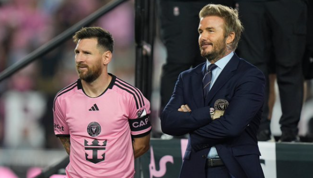 footballcritix's tweet photo. David Beckham'dan unutulmaz Lionel Messi itirafı! 🚨

▪️ "Japonya'da saat sabahın 5'iydi, uyuyorduk ve telefonum durmaksızın çalıyordu. Victoria uyumamızı söyleyerek telefonu kapatmamı istedi."

▪️ "Gözlüklerimi taktım ve gelen mesajı okudum: 'Leo Messi, Inter Miami'ye gelmeye karar verdi.' Bunu söylerken bile hala tüylerim diken diken oluyor. Yatakta doğruldum ve ağlamaya başladım. Victoria ne olduğunu, birinin mi öldüğ��nü sordu."

▪️ "Jorge Más ile konuştuğumda ona hemen havalimanına gitmesini, uçaktan indiğinde orada olmaları gerektiğini söyledim. Çünkü gelen kişi kardeşi de olabilirdi, belki de yanlışlıkla kardeşini transfer etmiştik, haha. Ama hayır, gelen Leo'ydu, Messi'ydi, futbol tarihinin en büyüğüydü."