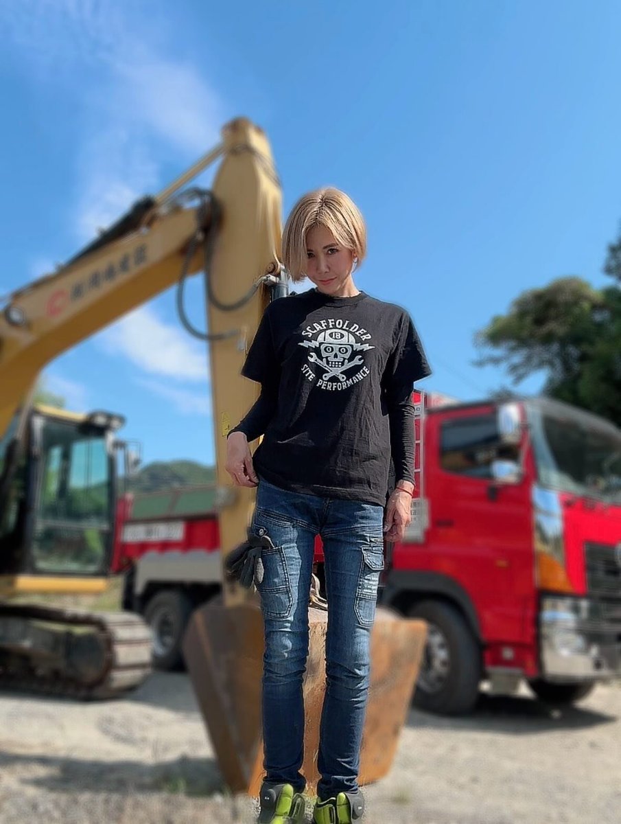 bb33888's tweet photo. 本人39歲阿姨一枚
每天不是在工地就是在開怪手🤣
手上有繭 個性卻不兇啦
下班回家都累到像條鹹魚 只能滑推特放空
朋友都笑我這把年紀還在玩��友
但人總是要有點社交嘛🥹
第一次發文  有人願意陪阿姨聊兩句嗎？
阿姨本人 不是盜圖 https://t.co/fcPZWBa3yX