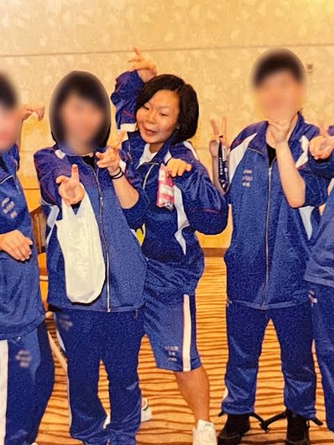 gorilla_buzz7's tweet photo. 【衝撃の全貌】
旭川17歳女子高生殺害事件 主犯・内田梨瑚。
元々ごく普通の女子高生だった彼女が、なぜ「本物の悪魔」へと変貌したのか…胸糞悪い生き様＋裁判最新情報をまとめる。

① 中学時代までは普通の女子高生。学校生活もごく平凡だったが、ある時期から非行の兆しが見え始める。

② 学校でいじめを主導したり、トイレでタバコを吸うなど問題行動がエスカレート。家庭内でもトラブルを抱え、人生が徐々に歪み出す。

③ 年上の男と付き合いだして完全に一変。学校周辺のいじめが激化し、周囲を巻き込むようになる。

④ 最終的に実家族からも「ダメだ」と見放される。支えを失い、孤立が加速。

⑤ 家族から突き放され、旭川の歓楽街サンロク街に完全没入。夜の世界にドップリハマる。

⑥ 2022年頃からニュークラブ「J」でキャスト勤務開始。ギャル風貌で本指名多数、月20万超の売り上げを叩き出す。

⑦ 後輩を従え飲み歩く中で、後に共犯で懲役23年確定の舎弟の小西優花を囲い込み、異常な支配欲を肥大化させていく。

⑧ 最悪のポイント：旭川中央署の警部補と不倫関係。飲み屋ツーショット写真も存在し、警察を「味方」に抱き込むことで「自分は何をやっても許される」という勘違いモンスターが完成。

⑨ きっかけはSNS画像の無断転載（被害者女子高生が内田のラーメン写真をリポストしただけ）。激昂し、留萌の17歳女子高生を道の駅に呼び出す。

⑩ 車トランクに監禁→コンビニで助けてと叫ぶ被害者をボコボコに暴行。

⑪ 全裸土下座を強要＆動画撮影→「家族ごと潰していい？」「パパ活して50万円払え」と脅迫。

⑫ 神居大橋に連行。「落ちろ」「死ねや」を100回以上連呼しながら暴行を加える。

⑬ 被害者を全裸のまま欄干に座らせ、共犯小西受刑者は「梨瑚さんが肩甲骨を両手で押した」「一瞬で姿が消えた」と証言。一方、内田被告は「押したけど自力で戻った」「落ちたのを見ていない」「立ち去った後に悲鳴と落下音を聞いた」と全面否認。

⑭ 現在（2026年5月25日初公判〜6月現在）裁判員裁判真っ最中。5月29日の被告人質問で「被害者の態度にイライラ」「話をしたかっただけ」「殺意なし」と供述。留置中も反省ゼロの様子が報じられ、Xでは「死刑即執行」「警察コネで揉み消し？」と大炎上。
周囲の無関心＋繁華街の闇＋異常自己顕示欲＋警察コネが生んだ本物の悪魔。
元ピュア少女がここまで壊れる、胸糞悪すぎるだろ…。
この事件、無関心で済ませるな。二度とこんな怪物が生まれない社会を。