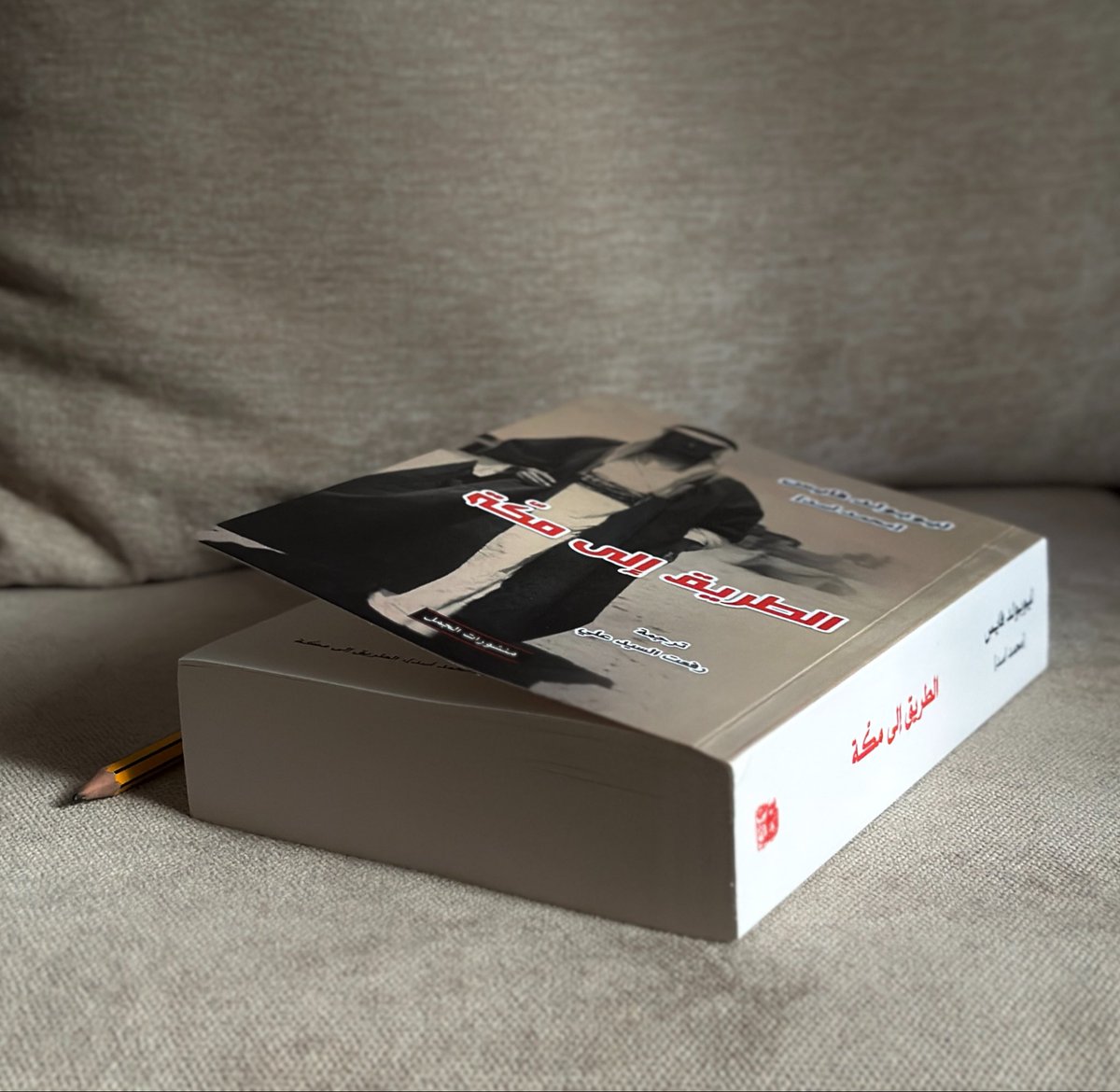 Nadabooks1's tweet photo. 📖: "أن المعنى الكامن في ترحالي يكمن في رغبة خفية أن ألتقي بذاتي عن طريق التقائي بعالم يعد الالتقاء به إجابة عن جوهر مسألة الوجود، والواقع الحقيقي، الذي يختلف كلية عما ألفته في طفولتي وشبابي"

هذا الكتاب يستحوذ على جُل تفكيري
وأنا سعيدة بذلك!. https://t.co/Hccw6odX11