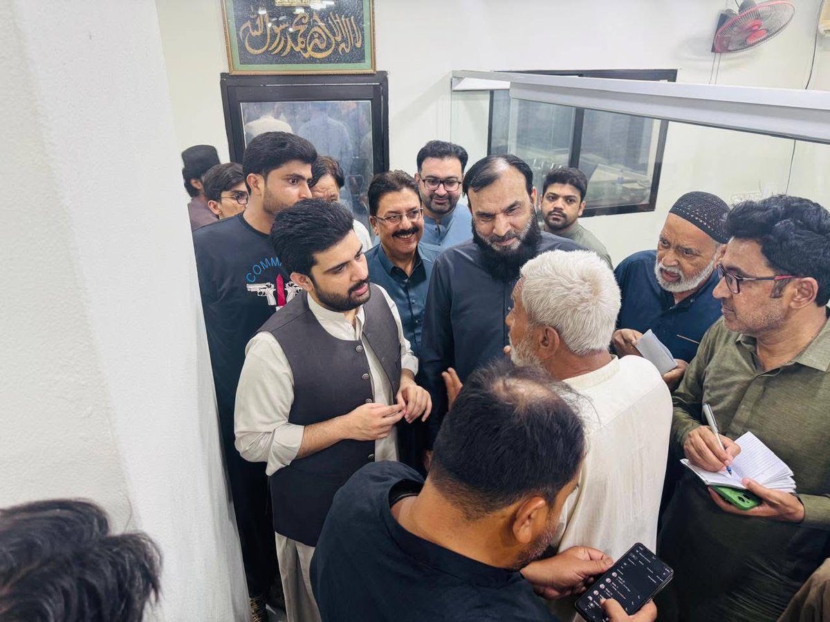 SyedKumailHShah's tweet photo. Attended a dinner reception hosted by Muhammad Arif Memon in Sukkur, met respected members of the community and exchange views on matters of mutual interest.
#SyedKumailHyderShah #SKHS #Sukkur #PublicEngagement #CommunityRelations #PPP https://t.co/oxJ4sLFcAl