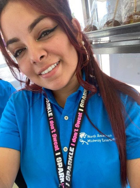 rbsamuel's tweet photo. #MOVIR
Ella es mi hija, Emely Adriana pleitez Hernández, una joven trabajadora que tenía visa de trabajo ya había viajado 2 años a trabajar a Estados Unidos con antecedentes limpios sin ningún delito, más que ser joven y vivir en sona dónde había presencia de pandillas, sin embargo sobrevivir, pese a las amenazas 

Mi hija fue capturada arbitrariamente por miembros del ejército y policías, supuestamente, por una llamada anónima, sin investigarla y sin orden d captura

El soldado que la capturó me dijo “madre nos va tener que disculpar sabemos que ésto es injusto pero a nosotros nos mandan y si nosotros no cumplimos una orden nos castigan y la sacaron de la casa, aún recibiendo una llamada del sistema donde dijeron que no tenía nada, que estaba limpia, pero dijeron que la llevarían para hacerle unas preguntas

Estando en la delegación aún sin encontrarle nada dijeron que la tenían que detener yo pregunté por qué y un policía me dijo que por agrupaciónes ilícitas, desde ése 19 de enero no e vuelto a ver ni saber de mi hija

 Lleva 3 años y 4 meses y aún no conozco el abogado de la procuraduría que la Representa

Es una angustia no saber cómo está en ése lugar no entiendo porque no investigan y después actúan. 

Como madre no me opongo a que investiguen pero el Régimen solo sirve para violentar nuestros derechos y garantías

Exigimos libertad para los inocentes el delincuente que pague, no arruinen el futuro de tantos jóvenes inocentes 💔😭