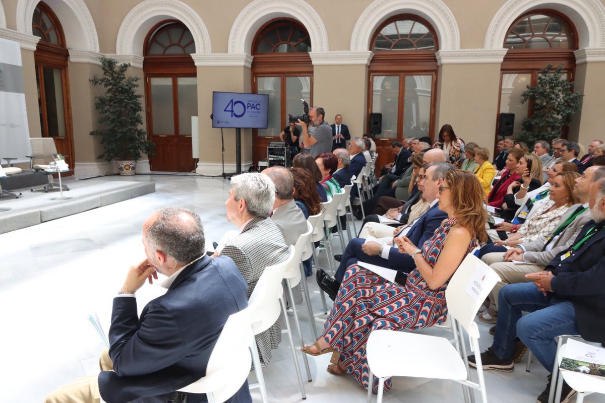 UPA_Federal's tweet photo. La relación de la agricultura española con la PAC cumple 40 años y el @gobmapa lo ha celebrado hoy. UPA siempre hemos sido unos grandes defensores y hemos trabajado mucho por potenciarla. Una política que no es perfecta, sin duda, y por cuya mejora seguimos luchando cada día. https://t.co/Hqi0eFN8tl