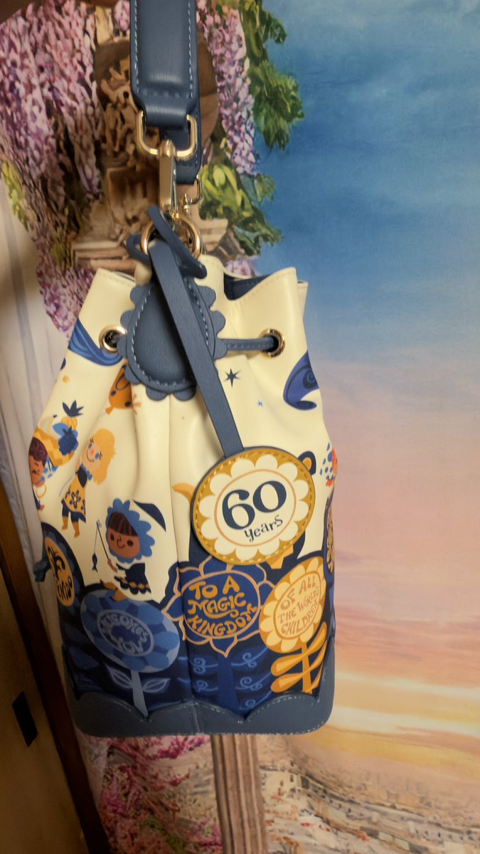 Ari101Perfume's tweet photo. オンラインのやつが届いてスモア60thのバッグがとても可愛いくて✩.*˚
意外と少し大きくてタンブラー500mlもすっぽり入るし肩がけ＆肘掛の2way🙏 https://t.co/8Y1StUFqnN