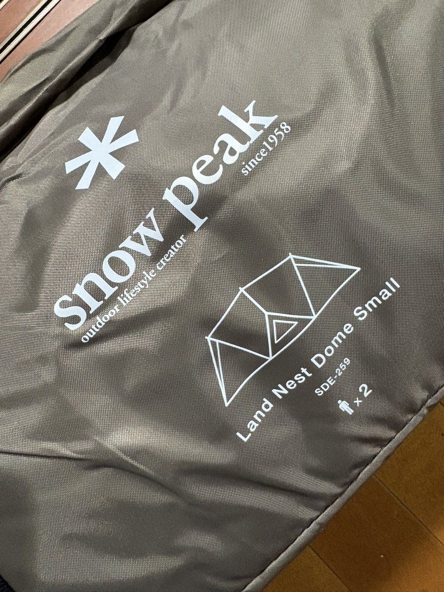 LUGGAGEBAGGAGE's tweet photo. 久しぶりに新幕です⛺️
スノーピークのランドネストドームＳ。
ポイント込みですが10千円以下で手に入れられるのは数年前のテント、ギア抽選&amp;高値転売では考えられなかった。
いい意味でブーム終了に感謝😅
設営は楽みたいだから夏向きかな。

#ソロキャンプ
#スノーピーク https://t.co/wIGCwJWvgL