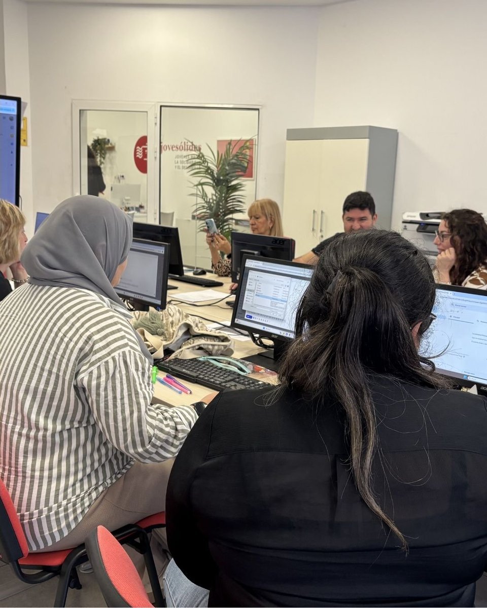 JOVESOLIDES's tweet photo. Aprender tecnología también es ganar autonomía.

En Red Espai TIC Elche acompañamos a las personas participantes en el desarrollo de competencias digitales útiles para su vida cotidiana.

A través del curso de alfabetización digital y firma digital, trabajan desde la gestión básica de archivos hasta el uso de procesadores de texto, Google Sheets, Gmail y Drive. También aprenden a utilizar herramientas clave como el certificado digital, la carpeta ciudadana y las sedes electrónicas.

Cada aprendizaje suma seguridad, independencia y capacidad para resolver trámites, comunicarse mejor y participar con más confianza en una sociedad cada vez más digital.

#RedEspaiTIC #Elche #Comunidad #TIC #InclusiónSocial #InclusiónDigital #BrechaDigital #Interculturalidad