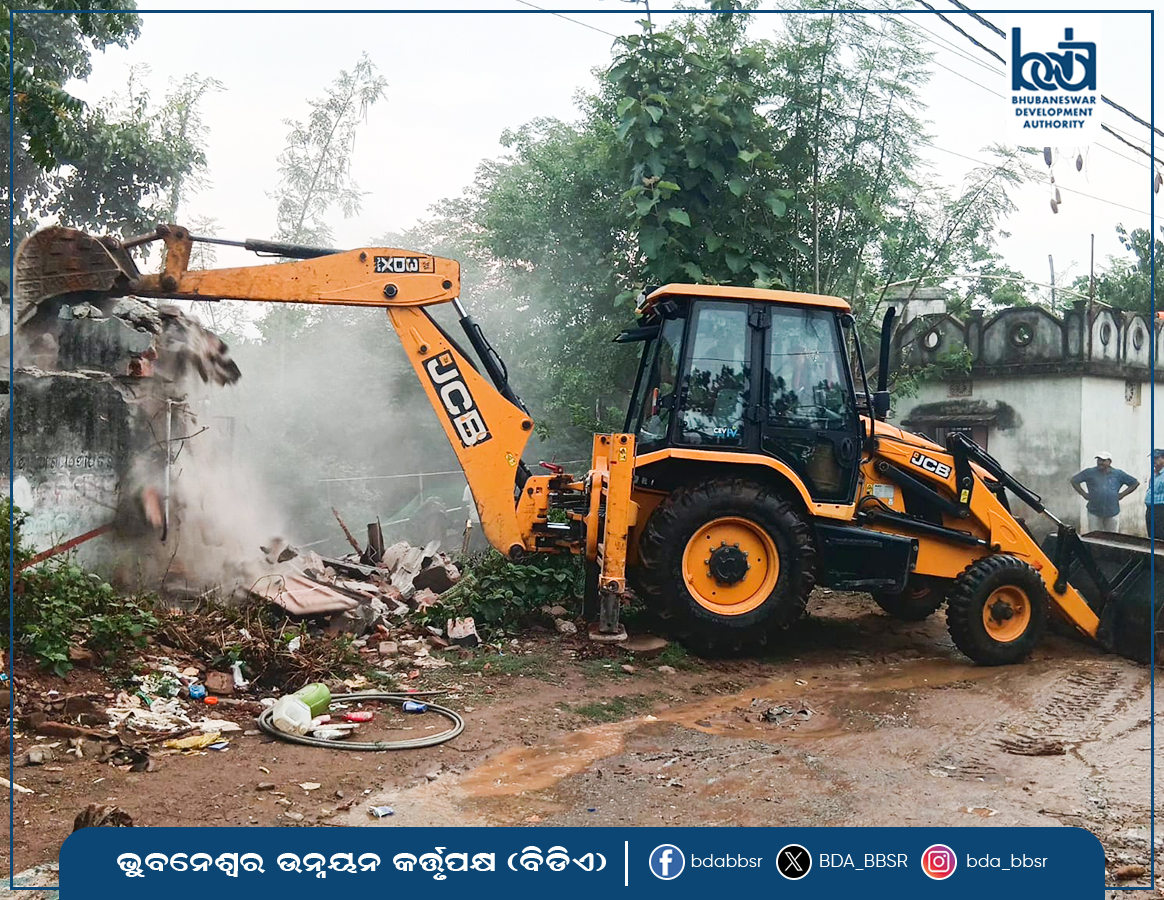BDA_BBSR's tweet photo. The Enforcement Wing of #BDA along with officials from BMC, Works Dept, Revenue Dept &amp; Police, carried out an eviction drive at Chunukoli Basti today for construction of left parallel road. Approximately Ac. 0.500 dec of government land was freed from encroachment.
#EvictionDrive https://t.co/njV2hkd83p