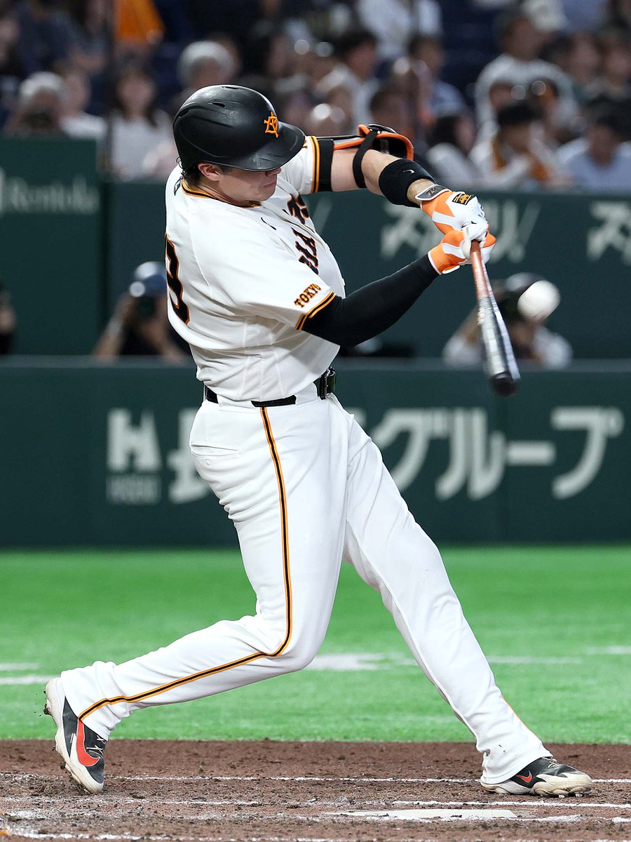 TokyoGiants's tweet photo. 【一軍】巨人 5-4 オリックス

六回表に3得点を許すも、七回裏 #ダルベック 選手の本塁打で1点を返す。
八回表に1点を追加されるも、裏の攻撃で代打 #丸佳浩 選手の満塁本塁打で逆転🙆‍♂️

#長嶋茂雄 終身名誉監督の一周忌で「FOR3VER 6.3～長嶋茂雄～」として開催された一戦を勝利で飾る！

#FOR3VER

https://t.co/5WZHnY6cuA
