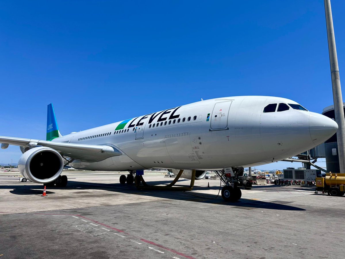 aena's tweet photo. 🎉 El #Aeropuerto Josep Tarradellas #Barcelona-El Prat celebra el estreno de la ruta directa entre la ciudad condal y @AeroJorgeChavez, operada por @FlyWithLEVEL.

🌎 La compañía aérea se convierte en la única aerolínea que conecta ambos destinos de forma directa.

📅 La nueva conexión contará inicialmente con tres frecuencias semanales: miércoles, viernes y domingos.

🤝 El acto de inauguración ha contado con la participación de representantes institucionales y del Comité de Desarrollo de Rutas Aéreas de Barcelona (CDRA).

¡Estamos encantados de recibiros! ✈️ #AeropuertosAena