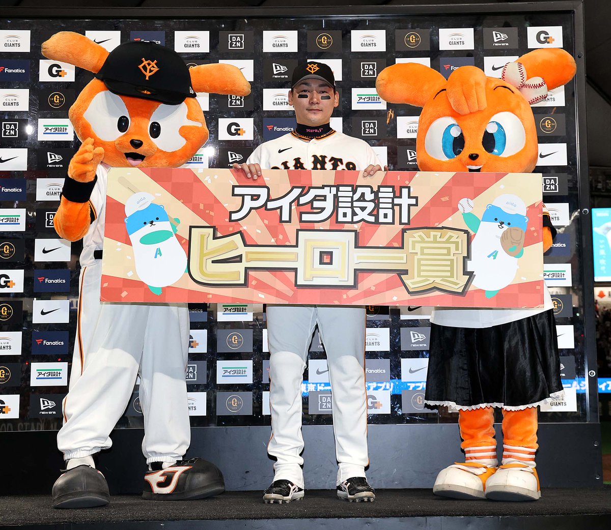 TokyoGiants's tweet photo. 【一軍】巨人 5-4 オリックス

六回表に3得点を許すも、七回裏 #ダルベック 選手の本塁打で1点を返す。
八回表に1点を追加されるも、裏の攻撃で代打 #丸佳浩 選手の満塁本塁打で逆転🙆‍♂️

#長嶋茂雄 終身名誉監督の一周忌で「FOR3VER 6.3～長嶋茂雄～」として開催された一戦を勝利で飾る！

#FOR3VER

https://t.co/5WZHnY6cuA