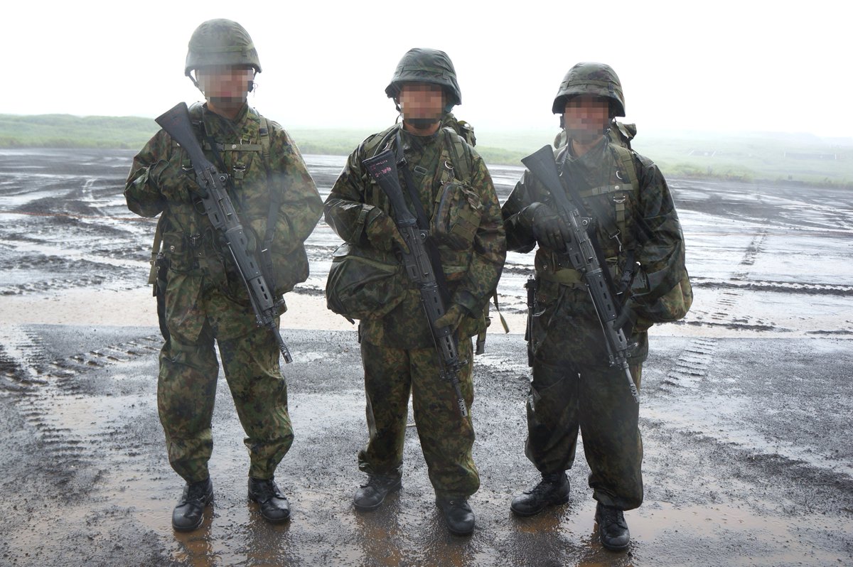 Hound_7's tweet photo. 一般公開されてた時の総火演で、ある年は生憎の雨。
隊員さんは傘なんてさせないので防水の外皮（？）みたいのを装着していたので

自分「なるほど、こういう装備で濡れないのですね」
隊員さん「いやダメですね。首から徐々に濡れてきてイベント終わる頃には中まで濡れます（涙）」
自分「でもそれでも動けるのは流石ですね」
隊員さん「自衛隊は全天候型組織なので」

とやり取りしたのを思い出す。
全天候型の隊員さん、強い。