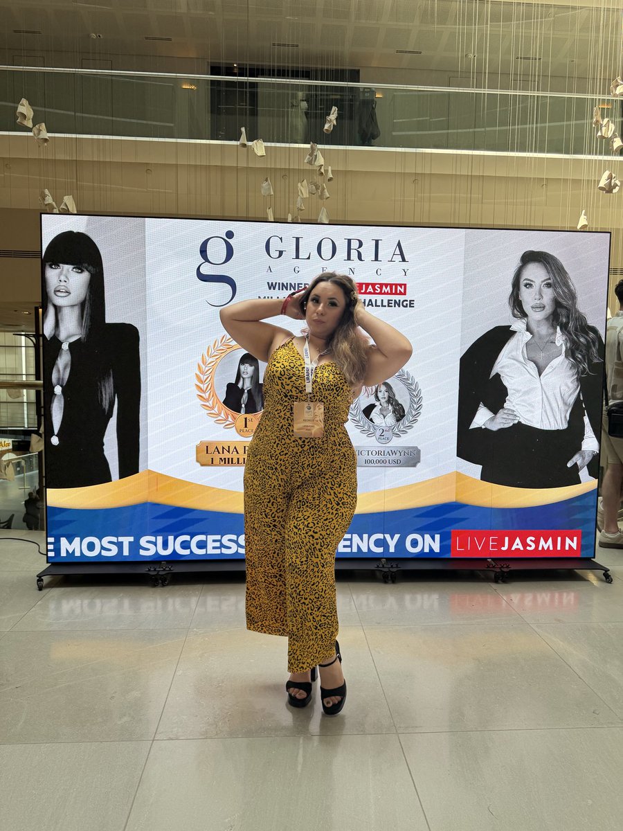 MichelleMidn's tweet photo. At videochat summit, would you serve as my slave here? https://t.co/HMviiTF0kK https://t.co/YMhxrukStQ