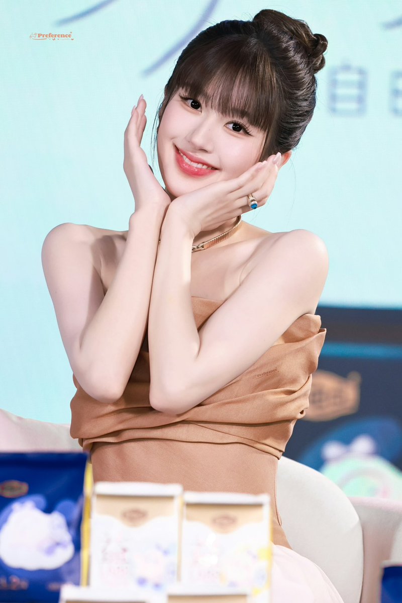 starfess's tweet photo. -star Zhao Lusi di acara livestream Freemore hari ini
Sangzhi?! Lihat pipi tembemnya balik ❤️❤️

https://t.co/P2yO1oRmbP