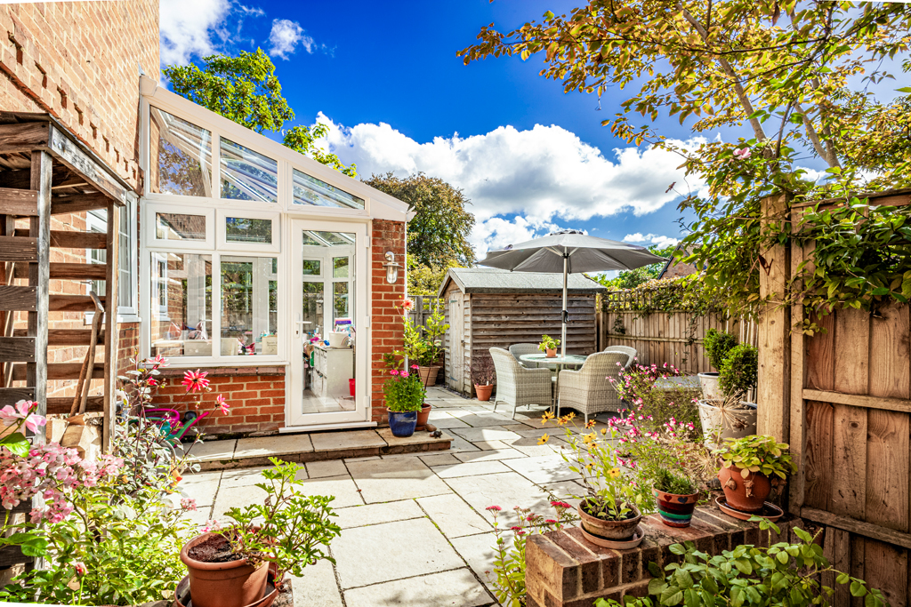Warmingham's tweet photo. For Sale; A simply wonderful 3 bedroom, 3 reception Mews’ Cottage, with garage and delightful garden in Downs School Catchment, in all approx 1,216 sq ft / Streatley on Thames, Berkshire, £595,000  #OpeningNewDoors #Property #EstateAgent #RealEstate  https://t.co/Klunc10ErK https://t.co/mPsWiqk2s8
