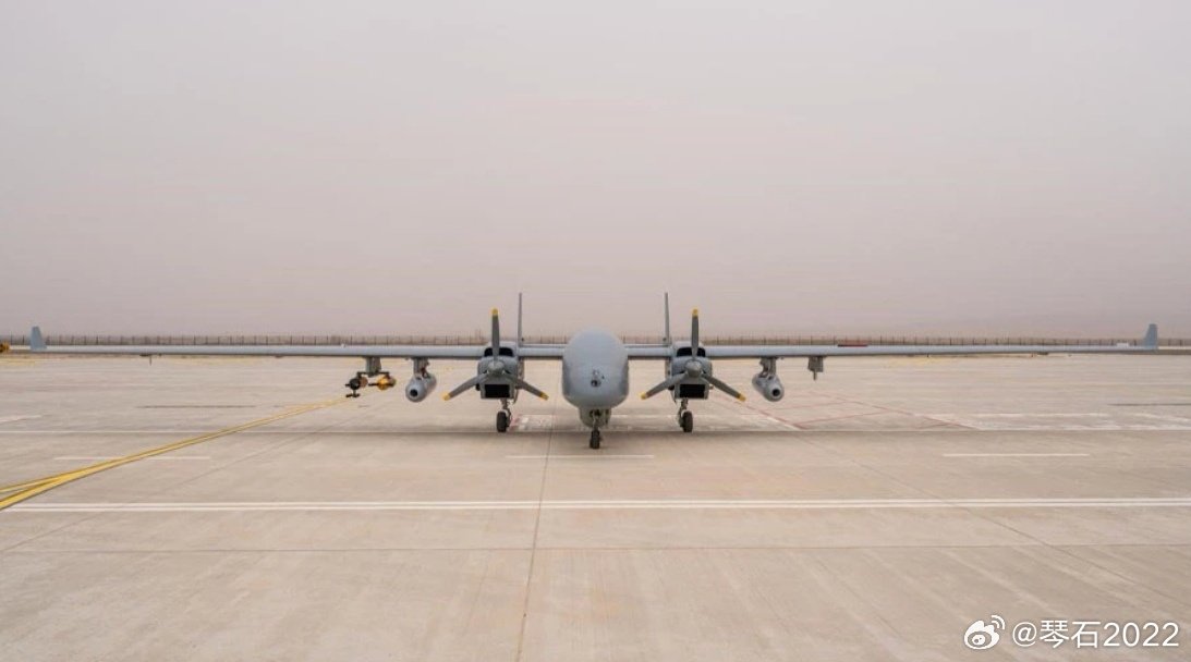 RupprechtDeino's tweet photo. PS ... seems to be originally the Yunlong 3, a 2t-class MALE UAV. For the dimension it is 9.6 m long, has a span of 19.6 m and a height of 2.69 m. MTOW is 2200 kg, max. range is 7500 km, endurance is 40 hours and service ceiling is 10,000 m. https://t.co/wFKfPZme7D