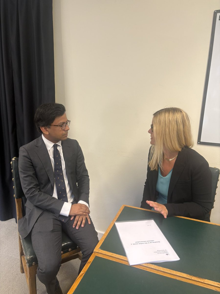 elliereeves's tweet photo. Great to meet with @KanishkaNarayan about the social media consultation.

Thousands of parents in my constituency are calling for a ban for under 16s, a view shared by my own 11-year-old! 

Grateful for Kanishka’s time and determination to improve online safety for children. https://t.co/IyBUnyW8Eq
