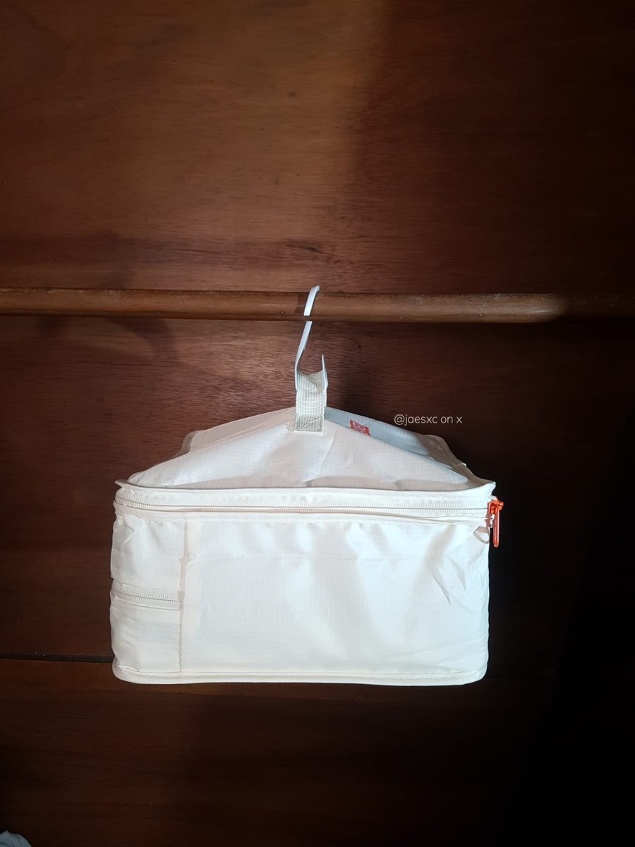 jaesxc's tweet photo. Besides all the travel bags that fit everything in, these are my MUST-HAVE items kalo bepergian.

Totally useful sih 😃👍 https://t.co/N22rAmTIZo