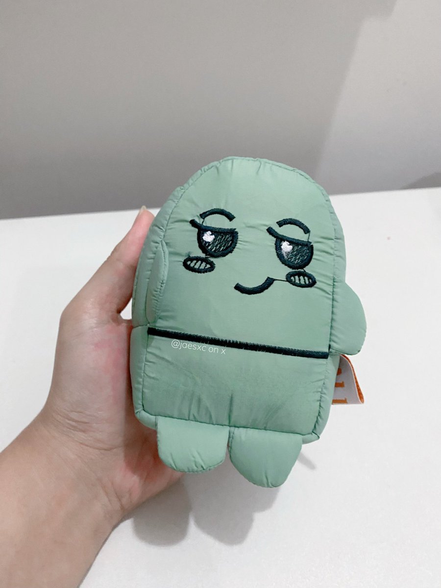 jaesxc's tweet photo. Besides all the travel bags that fit everything in, these are my MUST-HAVE items kalo bepergian.

Totally useful sih 😃👍 https://t.co/N22rAmTIZo